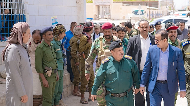محافظ شبوة يتفقد شرطة عتق ويدعو بتعزيز الأمن والانضباط